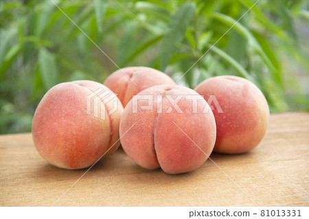 Japanese peaches 81013331