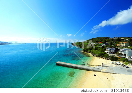 Okinawa Sesoko Island's beautiful sea seen from Sesoko Bridge 81013488
