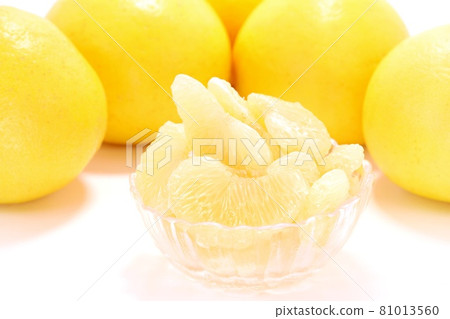 高知縣土佐柚，大型柑橘類水果，去皮果肉，亮色背景 81013560