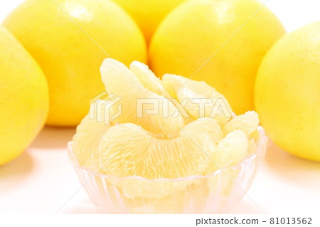 Tosa Pomelo, Kochi Prefecture, large citrus fruits, peeled pulp, bright background 81013562