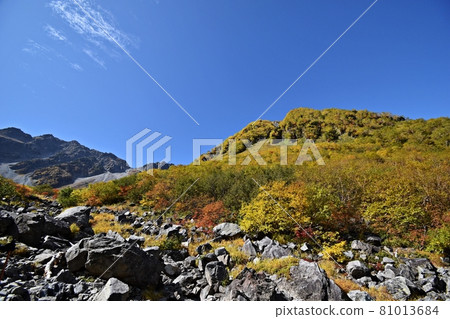Karasawa Cirque, the peak of autumn colors, and the mountain trail near S Galle and Mt. Hotaka 81013684
