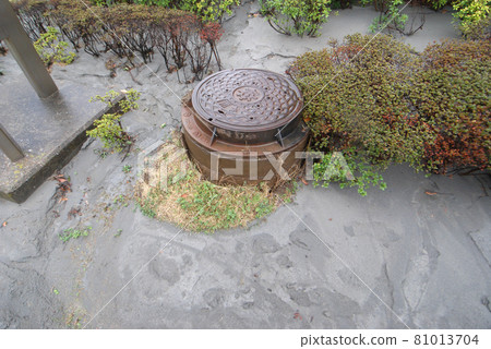 <Chiba> A manhole that has been liquefied and raised due to the effects of the Great East Japan Earthquake. <Chiba> A manhole that has been liquefied and raised due to the effects of the Great East Japan Earthquake. 81013704
