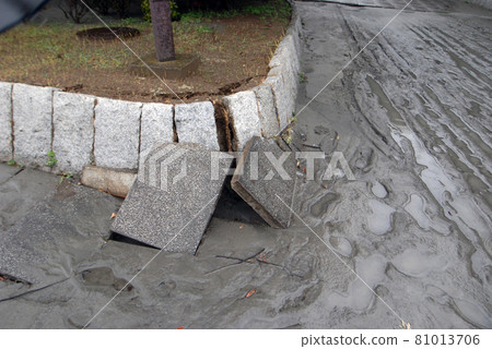 <Chiba> A manhole that has been liquefied and raised due to the effects of the Great East Japan Earthquake. 81013706