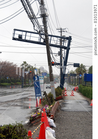 <Chiba Prefecture> A winding road that has been liquefied due to the effects of the Great East Japan Earthquake 81013971