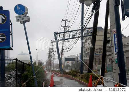 <Chiba Prefecture> A winding road that has been liquefied due to the effects of the Great East Japan Earthquake 81013972