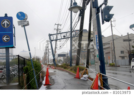 <千葉縣> 因東日本大地震而液化的蜿蜒道路 <千葉縣> 因東日本大地震而液化的蜿蜒道路 81013973