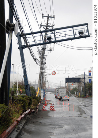 <Chiba Prefecture> A winding road that has been liquefied due to the effects of the Great East Japan Earthquake 81013974
