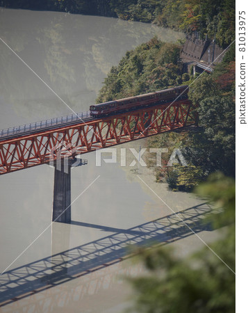 Shizuoka Prefecture Sesso Lake and Oku Oi Rainbow Bridge and a trolley train passing through 81013975