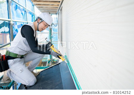 做密封工作的工人工匠的密封工作 81014252