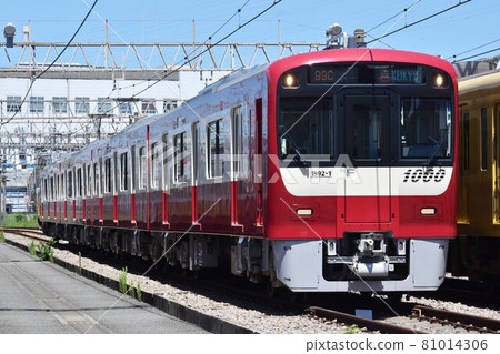 Keihin Electric Express Railway 1000 series that stops at the depot 81014306