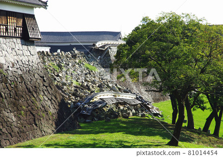 Collapsed or damaged important cultural property building in Kumamoto Castle 81014454