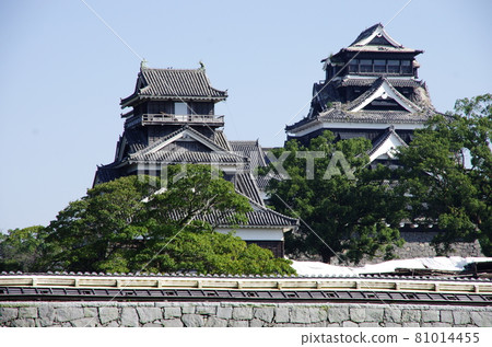 Damaged roof tiles of the castle tower of Kumamoto Castle 81014455