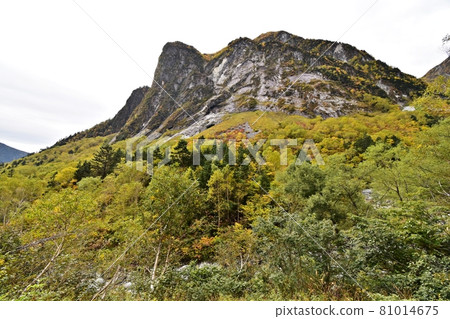 Baifu Rock seen from the mountain trail to Karasawa 81014675