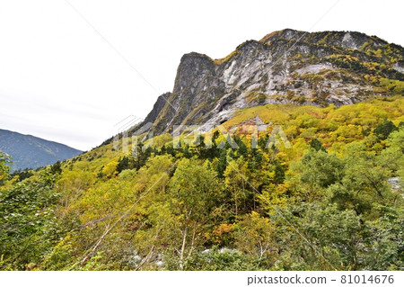 Baifu Rock seen from the mountain trail to Karasawa 81014676