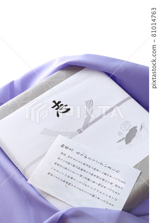 用包袱皮禮物和感謝信包裹的葬禮 81014763