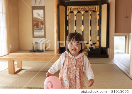 在日式房間玩耍的幼兒 在日式房間玩耍的幼兒 81015005
