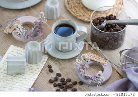 桌上的咖啡和雜物 桌上的咖啡和雜物 81015178