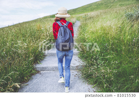 走在山路的婦女 走在山路的婦女 81015530