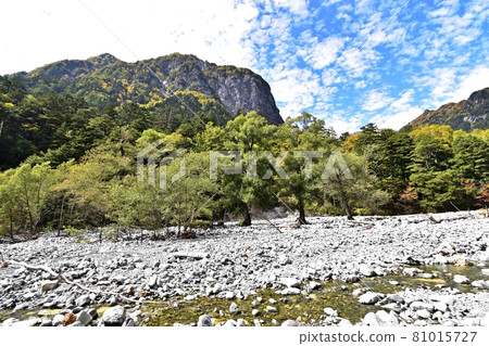 The riverbank of Yokoo Valley and the rocks seen from the mountain trail near Yokoo The riverbank of Yokoo Valley and the rocks seen from the mountain trail near Yokoo 81015727