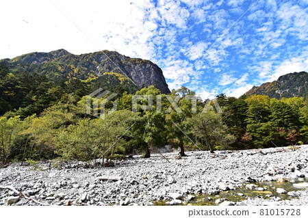 The riverbank of Yokoo Valley and the rocks seen from the mountain trail near Yokoo The riverbank of Yokoo Valley and the rocks seen from the mountain trail near Yokoo 81015728
