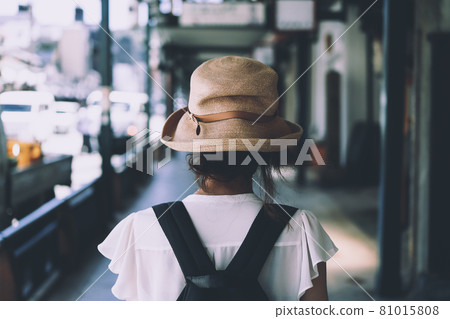 Kyoto sightseeing female tourist 81015808