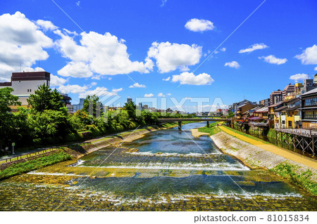 從京都市四條大橋看到的鴨川景色 從京都市四條大橋看到的鴨川景色 81015834