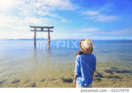 看湖和牌坊的女性旅客 看湖和牌坊的女性旅客 81015979