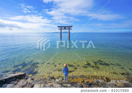看湖和牌坊的女性旅客 看湖和牌坊的女性旅客 81015980
