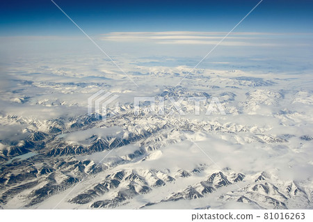 View of the mountains covered with snow. 81016263
