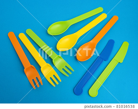 五顏六色的塑料餐具 81016538