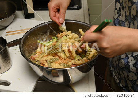 我正在用培根做通心粉沙拉 81016584