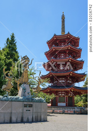 Shrines and temples Kawasaki Daishi "Statue of Prayer and Peace" and octagonal five-storied pagoda Kawasaki City, Kanagawa Prefecture Shrines and temples Kawasaki Daishi "Statue of Prayer and Peace" and octagonal five-storied pagoda Kawasaki City, Kanagawa Prefecture 81016742