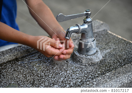 Hand wash in the park to prevent infectious diseases Hand wash in the park to prevent infectious diseases 81017217