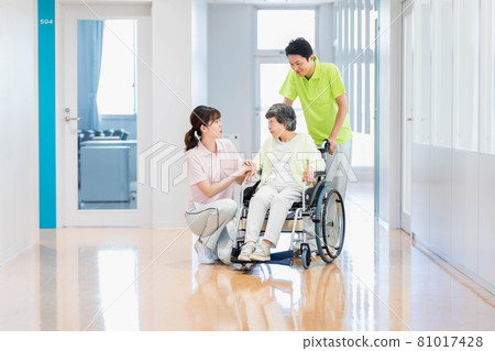 Image of a senior woman in a wheelchair and a caregiver Photographing cooperation: Japanese language school attached to Chuo Institute of Technology 81017428
