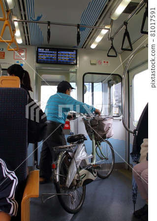 Scenery inside the local line Ichibata Electric Railway (Shimane Prefecture) 81017591