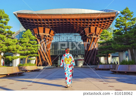 The back of a woman in a kimono and Kanazawa Station 81018062
