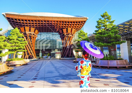 The back of a woman in a kimono and Kanazawa Station 81018064
