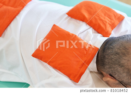 Elderly people who warm their shoulders and hips with a hot pack Elderly people who warm their shoulders and hips with a hot pack 81018452