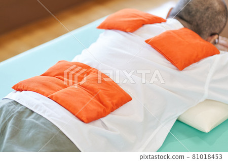 Elderly people who warm their shoulders and hips with a hot pack Elderly people who warm their shoulders and hips with a hot pack 81018453