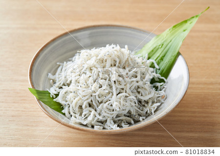 Shirasu dried on tableware 81018834