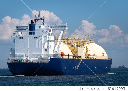 LNG tanker sailing in Uraga Channel, Tokyo Bay 81019095