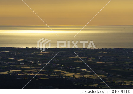 Evening view of the Sea of Japan from the Saizuru Forest Road (Shishiku Highland) 81019118