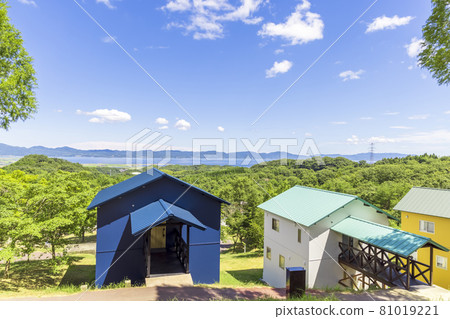 松江真司故鄉森林公園色彩繽紛的外觀湖景小屋 81019221