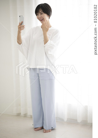 一個女人在窗邊自拍戒指 一個女人在窗邊自拍戒指 81020182