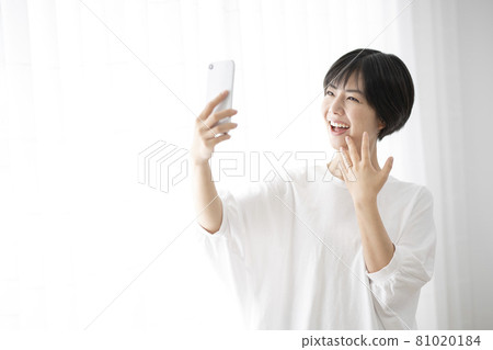 一個女人在窗邊自拍戒指 一個女人在窗邊自拍戒指 81020184