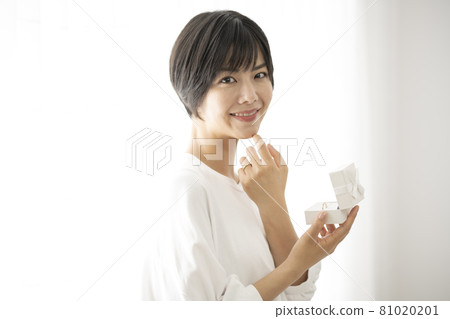 A woman who opens the box and tries on a wedding ring A woman who opens the box and tries on a wedding ring 81020201