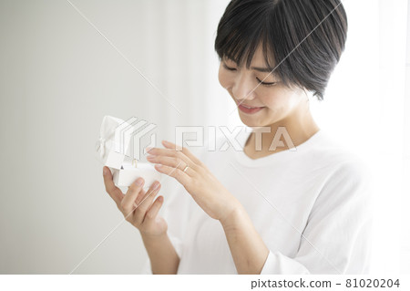 打開盒子試戴結婚戒指的女人 81020204