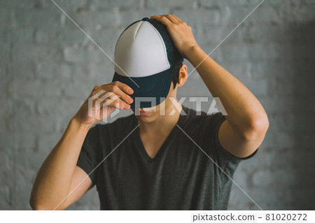 Men in T-shirts and caps 81020272