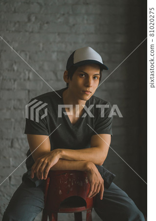 穿著T恤和帽子的男人 81020275