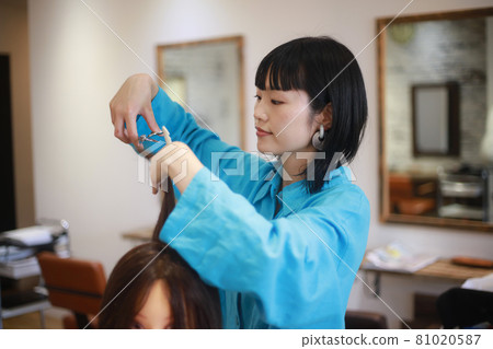 美髮師練習剪頭髮的圖片 81020587